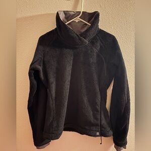 Mountain Hardware Women’s Black Plush Fleece Pullover